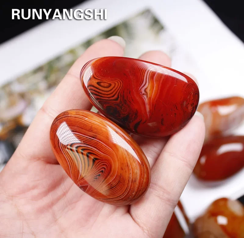 Leštěný sardonyx z Madagaskaru 30–50 g | přírodní minerál, minerální dekorace