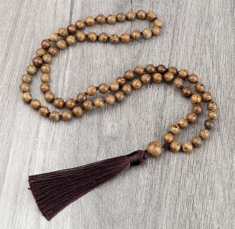 Dřevěný náhrdelník s třásní | modlitební korálky | náhrdelník na jógu