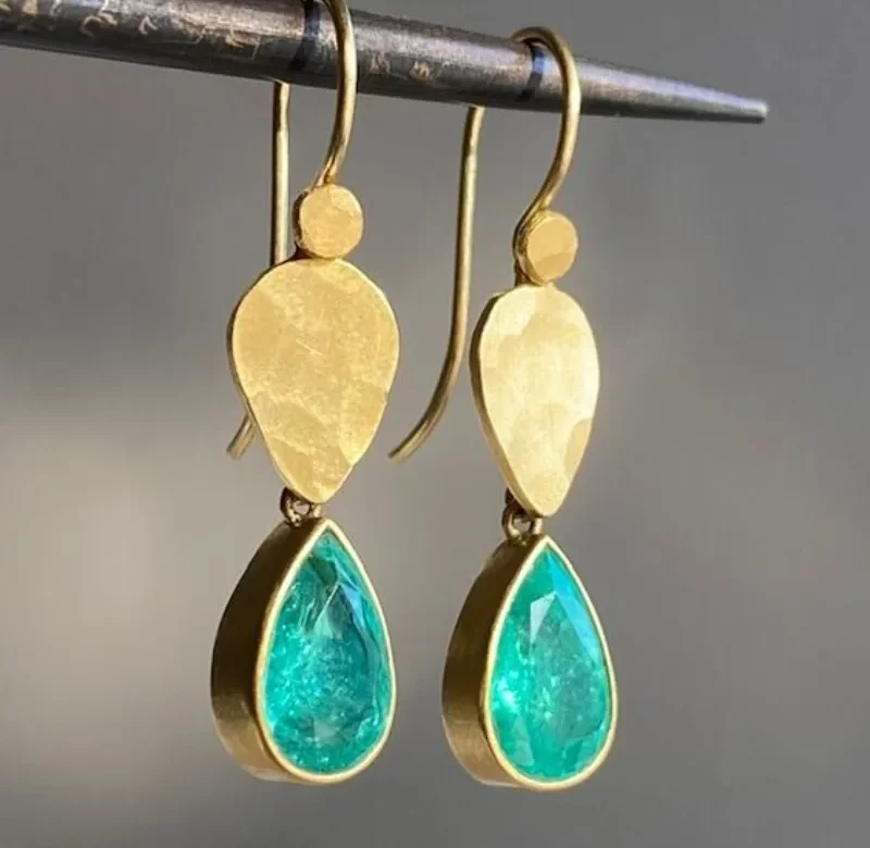 Náušnice geometrické se zeleným kamenem | dámské náušnice, elegantní šperk