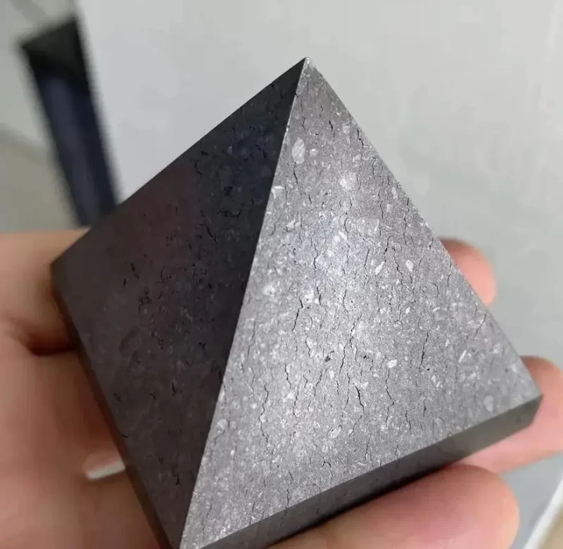 Šungitová pyramida pro energetickou rovnováhu | šungitová pyramida