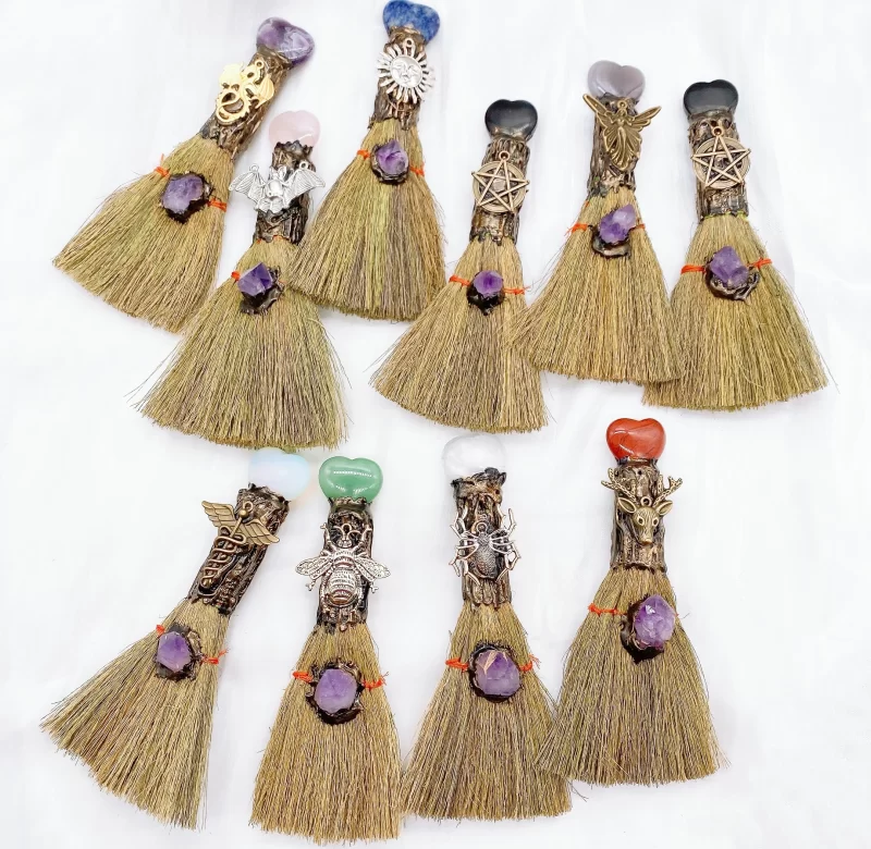 Přírodní krystalová dekorace s motivem čarodějného koštěte| růženín kámen, domácí dekorace