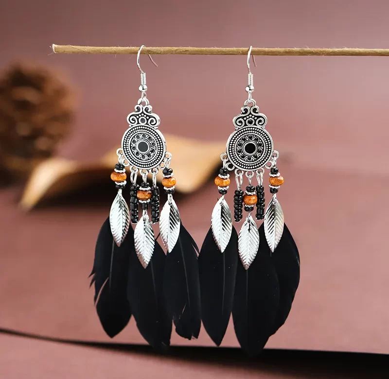 Boho náušnice s dřevěnými korálky a peříčky | etno šperky, elegantní doplňky