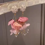 Visací růžové náušnice s perlami a krystaly | dámské náušnice, elegantní šperky