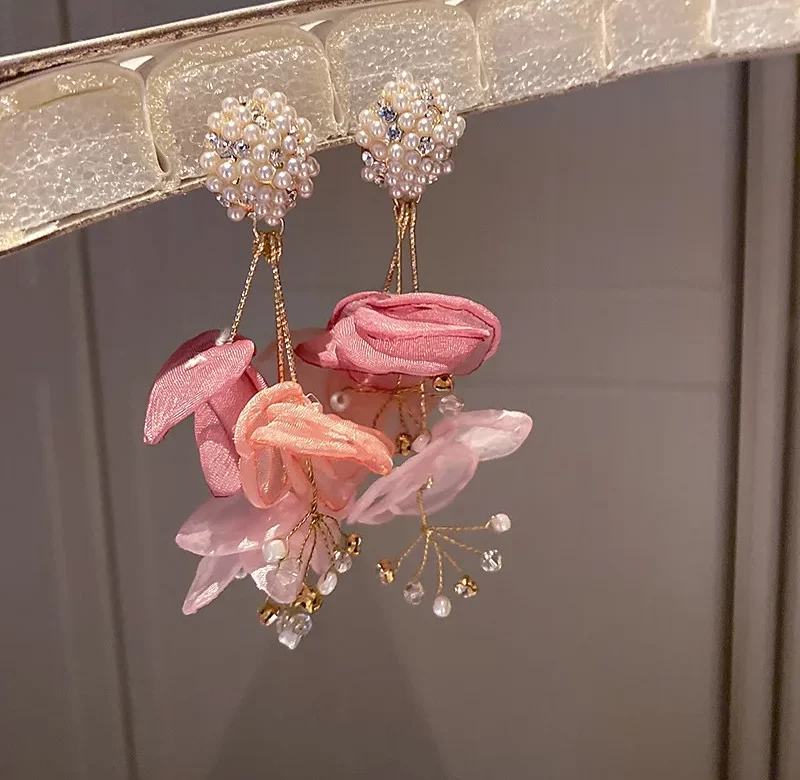 Visací růžové náušnice s perlami a krystaly | dámské náušnice, elegantní šperky