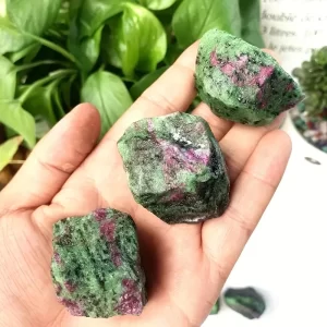 Přírodní rubín v zoisitu surový krystal | harmonizující kámen, meditační krystal