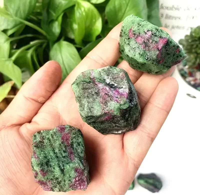 Přírodní rubín v zoisitu surový krystal | harmonizující kámen, meditační krystal