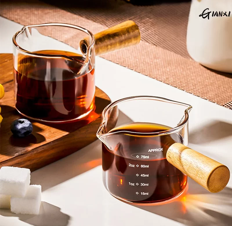 Gianxi skleněná odměrka s dřevěnou rukojetí | baristické potřeby