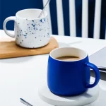 Keramický hrnek Klein Blue 500 ml se lžičkou | kuchyňské vybavení