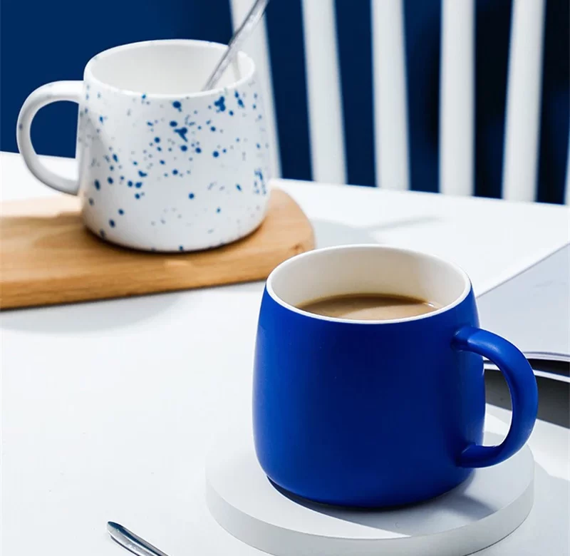 Keramický hrnek Klein Blue 500 ml se lžičkou | kuchyňské vybavení