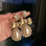 Vintage zlaté visací náušnice s perlou | dámské šperky, elegantní náušnice