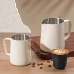 Nerezová konvička na šlehání mléka s odměrkou | Baristické vybavení