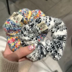 Barevná chlupatá velká scrunchie gumička do vlasů | vlasový doplněk