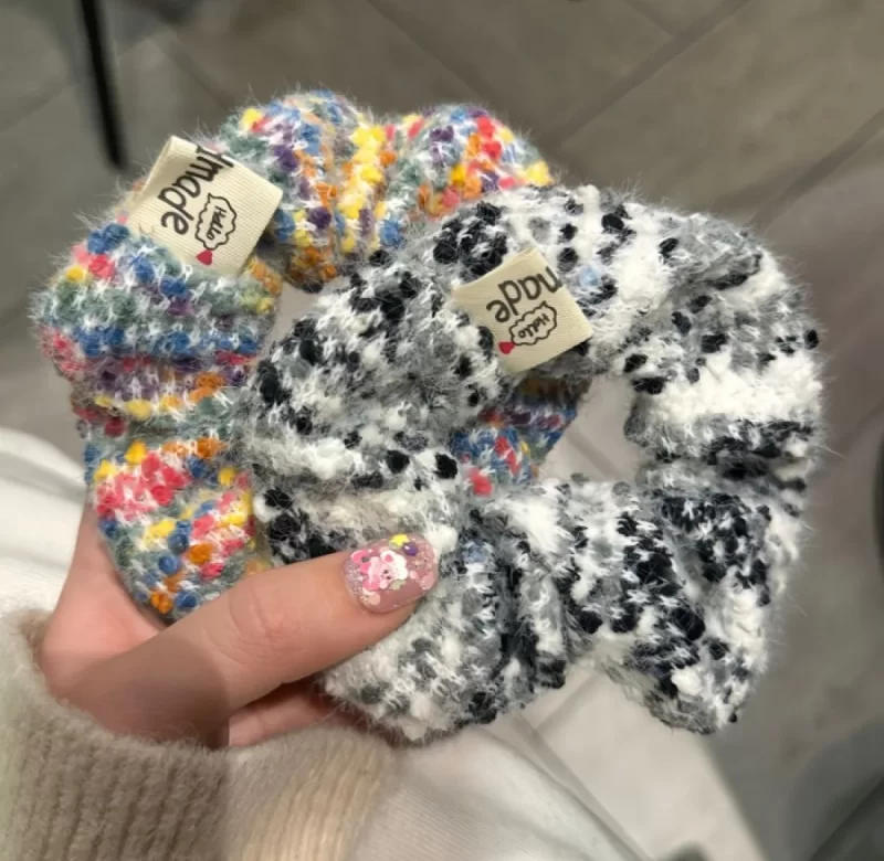 Barevná chlupatá velká scrunchie gumička do vlasů | vlasový doplněk