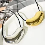 Elegantní dámský náhrdelník s kovovým přívěskem | módní doplněk