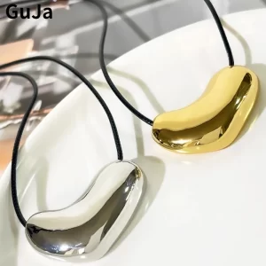 Elegantní dámský náhrdelník s kovovým přívěskem | módní doplněk