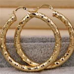 Kruhové náušnice s elegantním vzorem ve zlaté barvě | kruhové náušnice, módní šperky