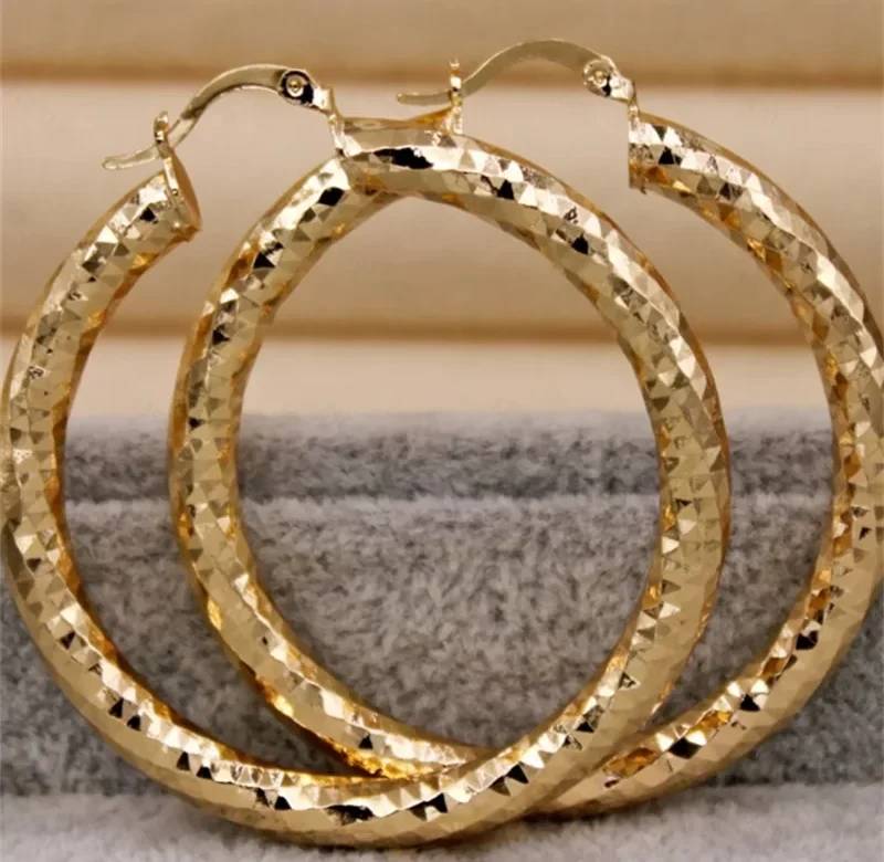 Kruhové náušnice s elegantním vzorem ve zlaté barvě | kruhové náušnice, módní šperky