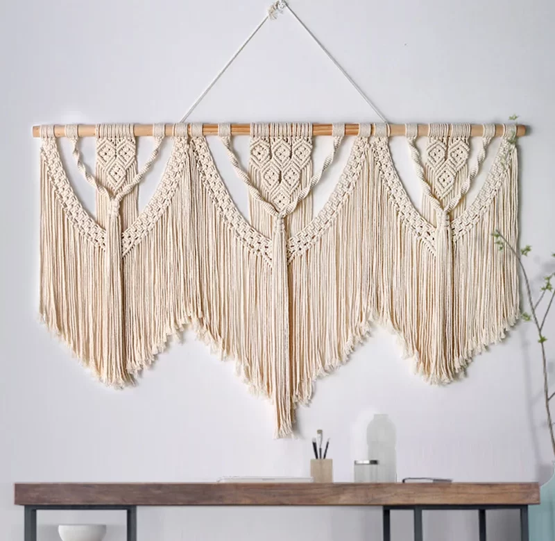Makramé boho závěs s dřevěnou tyčí pro svatební výzdobu | závěsná dekorace, boho tapiserie
