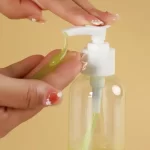 Plastová lahvička s pumpičkovým dávkovačem | koupelové doplňky