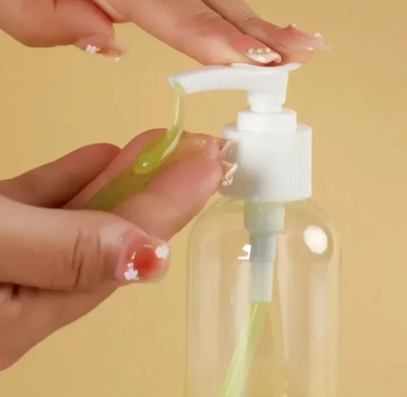 Plastová lahvička s pumpičkovým dávkovačem | koupelové doplňky