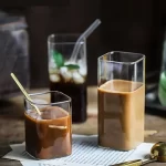 Hranatá sklenice s brčkem na vodu pivo víno džus | sklenice pohár