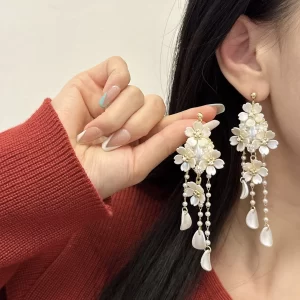 Perlové visací náušnice s květinou a třásněmi | elegantní šperky, dámské náušnice