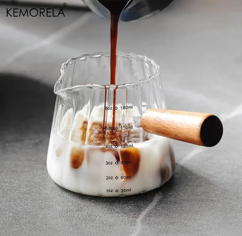 Skleněný šálek s dřevěným uchem na espresso a cappuccino | skleněný šálek, šálek na kávu
