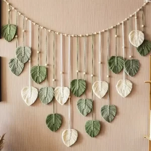 Boho závěsná macramé dekorace s listy a peříčky | boho dekorace, závěsná dekorace