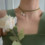 Elegantní dvojitý náhrdelník s bílými korálky a květinovým přívěskem | dámský šperk, módní náhrdelník