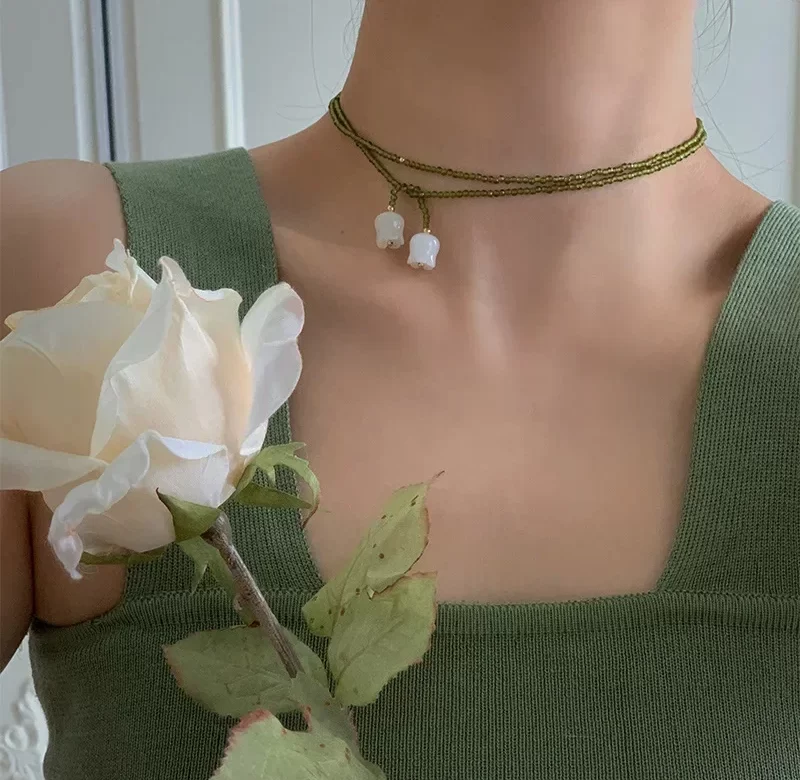 Elegantní dvojitý náhrdelník s bílými korálky a květinovým přívěskem | dámský šperk, módní náhrdelník