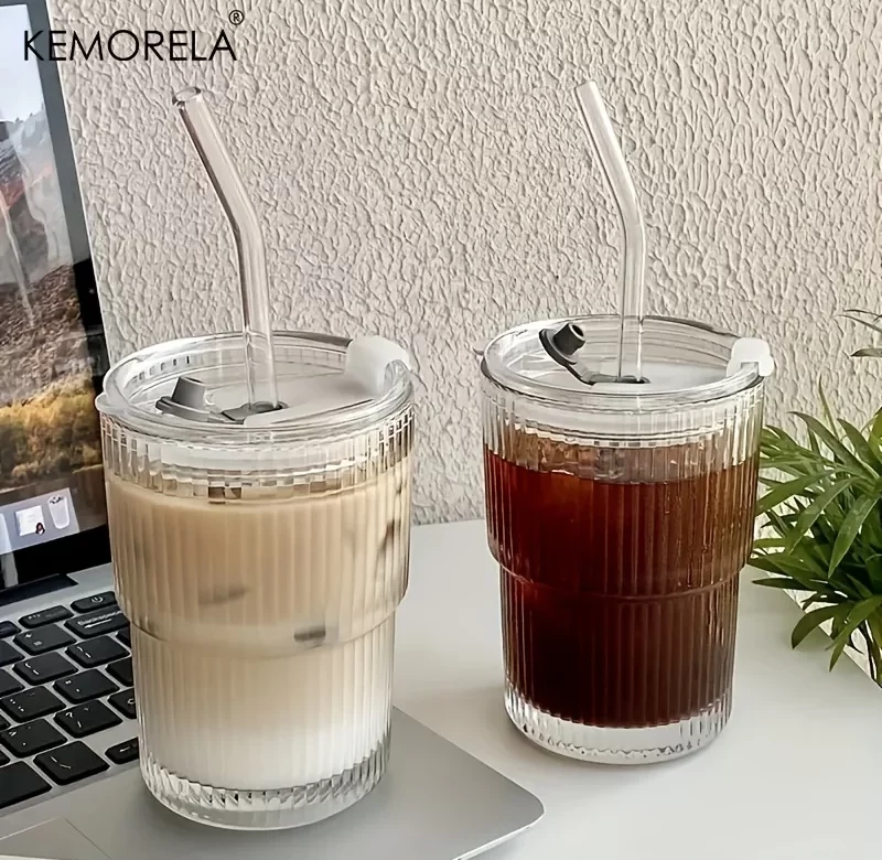 Skleněný hrnek s brčkem a víčkem na kávu a džus | hrnek, sklenice