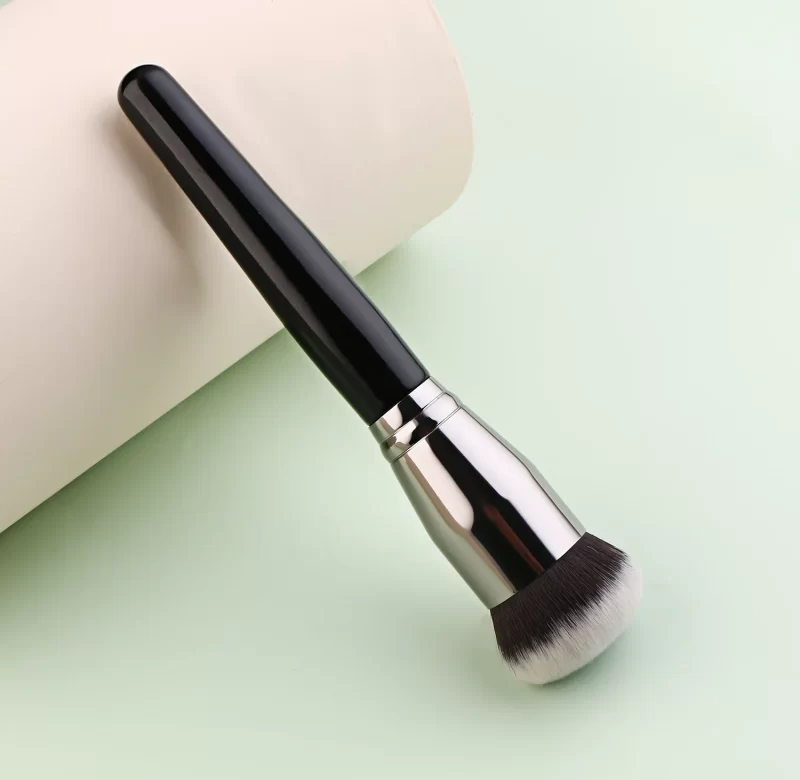 Černý štětec na make up s hustými vlákny | štětec na makeup, kosmetický štětec
