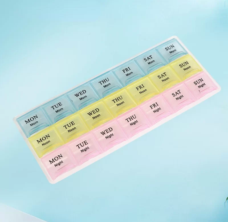Přenosný týdenní dávkovač na léky s 21 přihrádkami | dávkovač léků, krabička na vitamíny