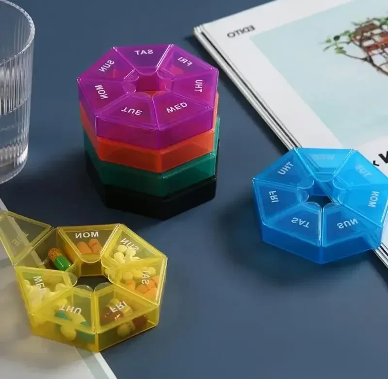 Týdenní dávkovač léků s rozdělením na dny | dávkovač, organizér