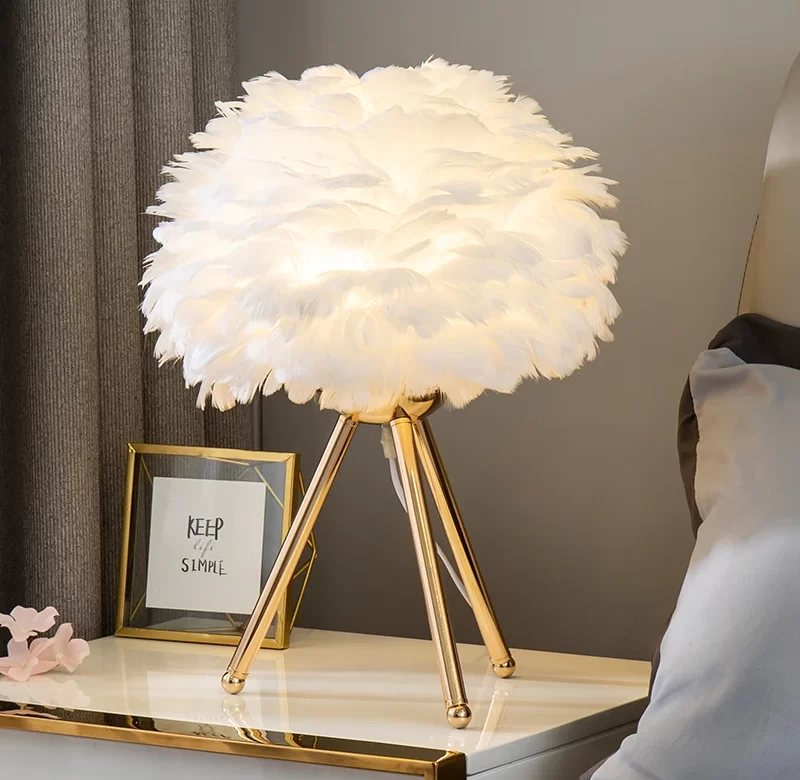 Stolní lampa s peřím | osvětlení