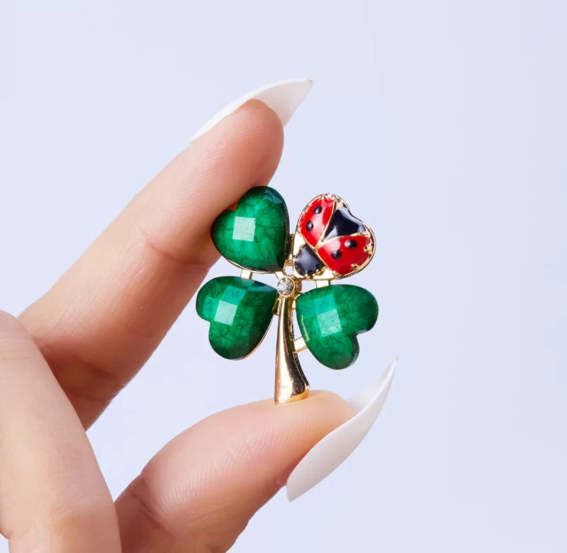 Dámská brož beruška s lístkem | brož, šperk