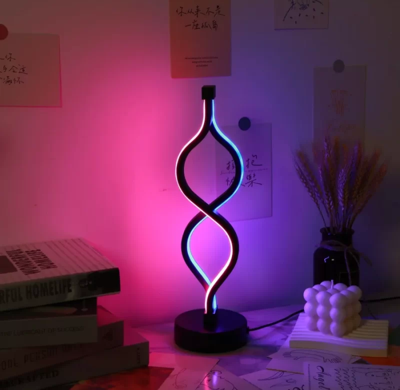 Fialová usb designová stolní lampa twist | dekorativní světlo, noční světlo