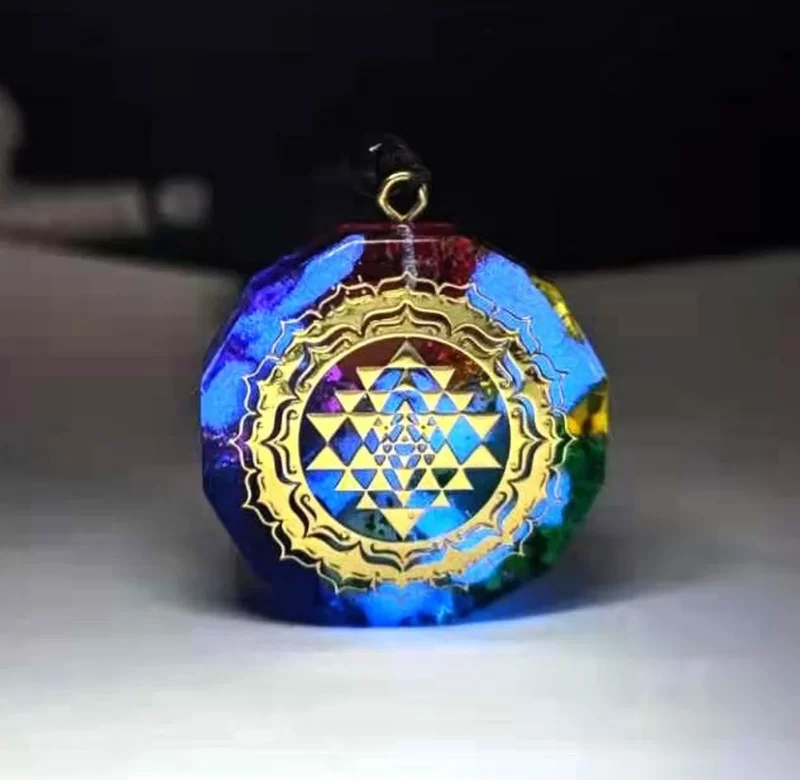 Přívěsek s čakrovou energií a symbolem om | energetický kámen