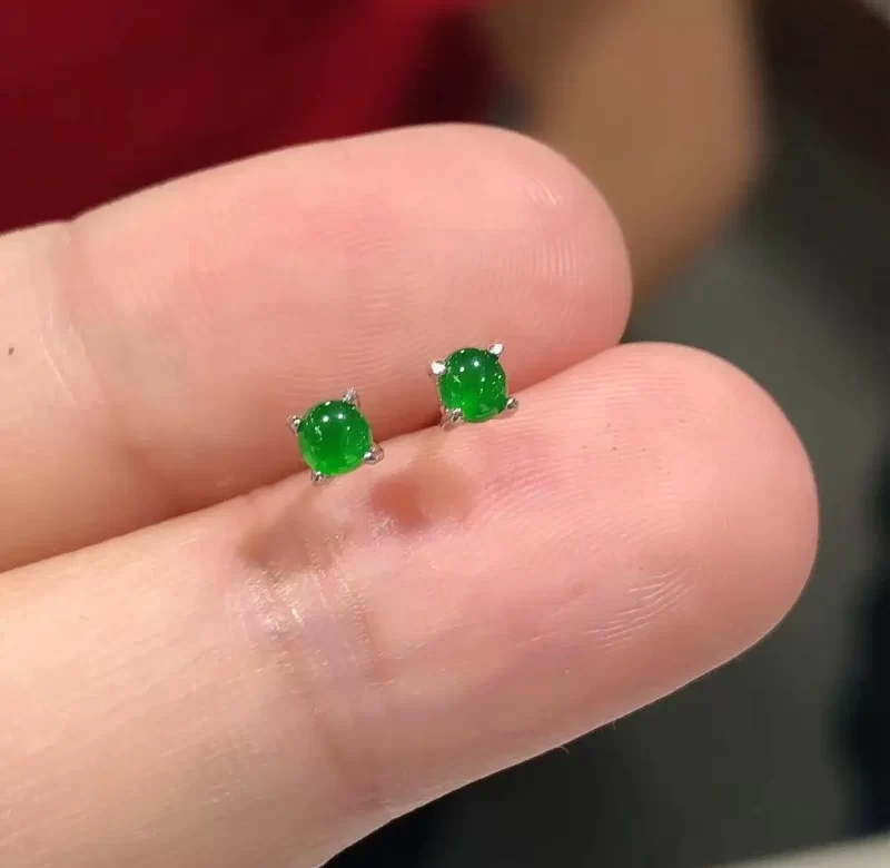 Mini kulaté náušnice pecky se zeleným chalcedonem | náušnice, šperky