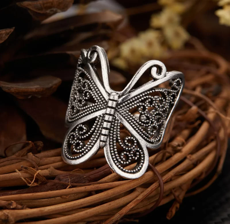 Stříbrný retro prsten se stylovým motivem | prsten, šperk