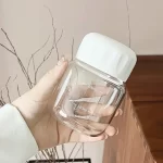 Malá plastová láhev na pití s víčkem 300 ml | cestovní hrnek