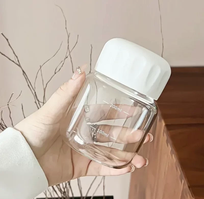 Malá plastová láhev na pití s víčkem 300 ml | cestovní hrnek