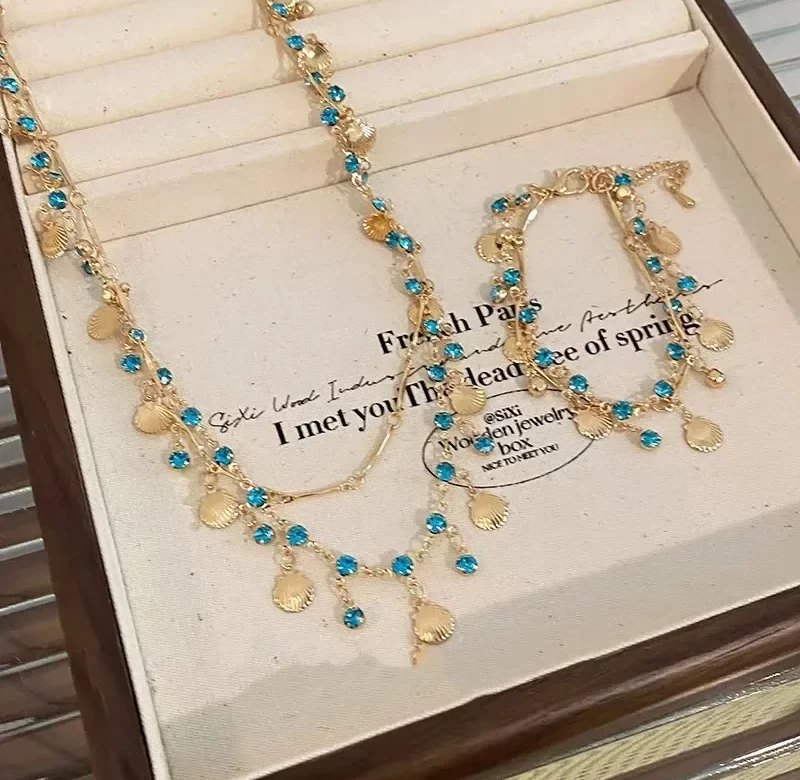 Luxusní set ve zlaté barvě s modrým krystalem | náhrdelník, náramek