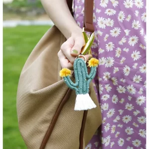 Ručně pletený přívěsek zelený kaktus | klíčenka, dekorace