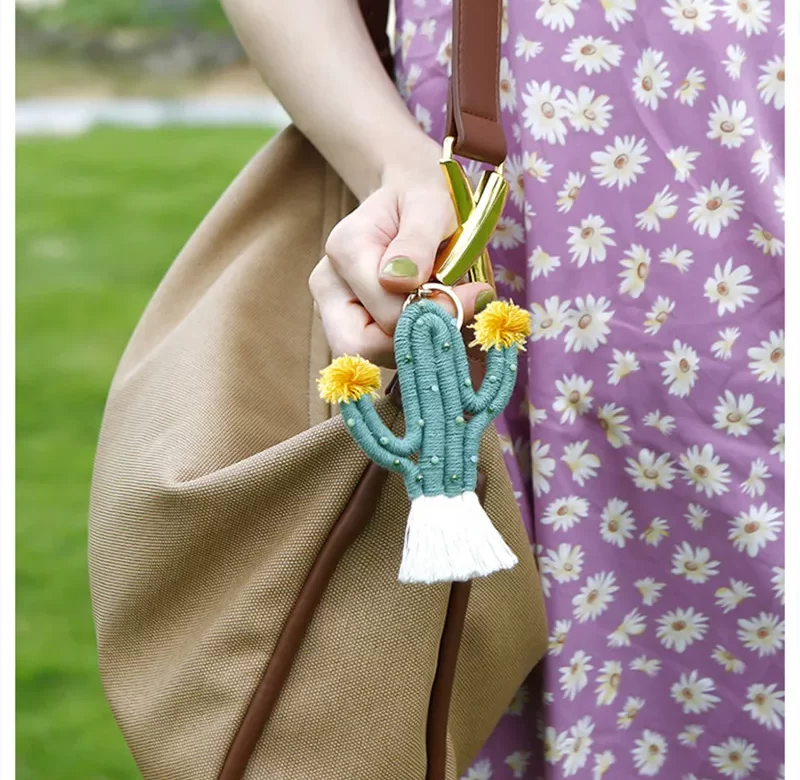 Ručně pletený přívěsek zelený kaktus | klíčenka, dekorace