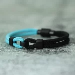 Světle modrá černá