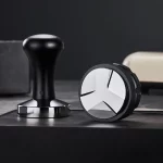 Precizní distributor kávy s tamperem 3v1 | distributor, pěchovač