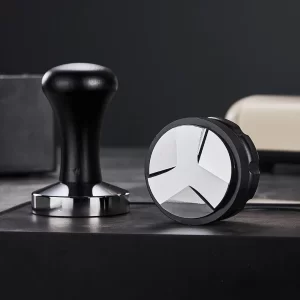 Precizní distributor kávy s tamperem 3v1 | distributor, pěchovač