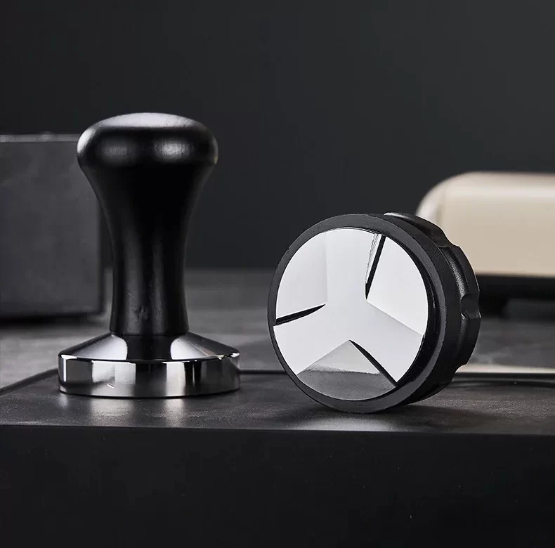 Precizní distributor kávy s tamperem 3v1 | distributor, pěchovač