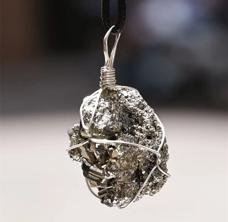 Krystalový náhrdelník s pyritem proti stresu | ochranný amulet, minerální náhrdelník